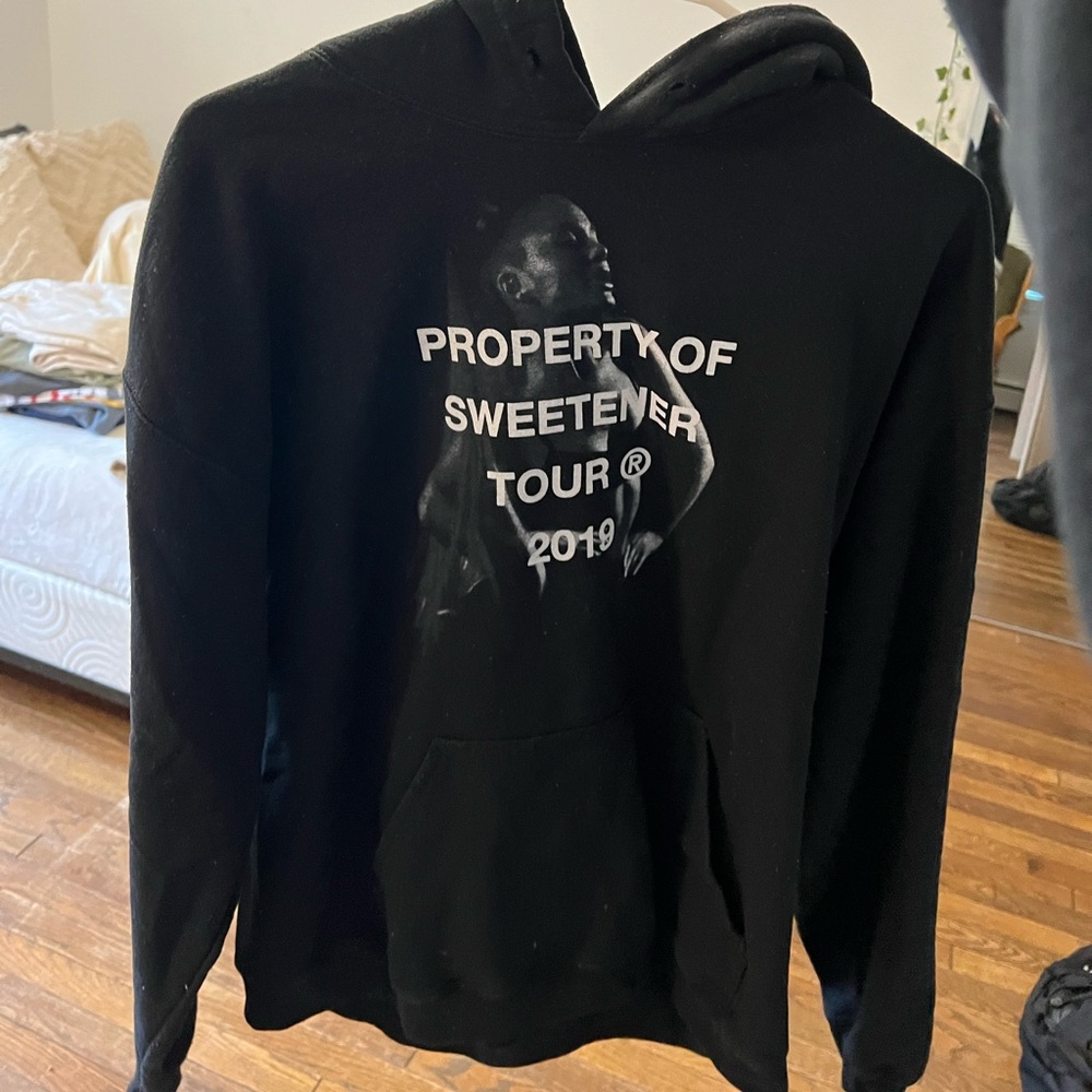 Ariana Grante Sweetener Tour Merchandise